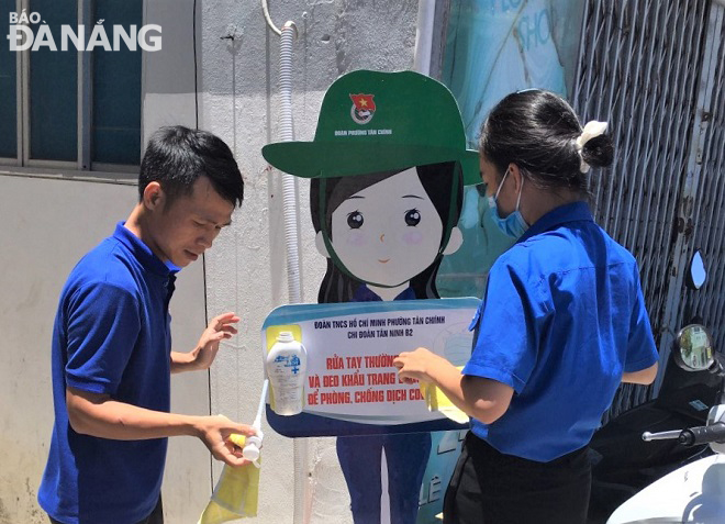 Đoàn viên thanh niên phường Tân Chính ra quân sửa chữa, tu bổ các Trạm rửa tay di động ở khu dân cư. Ảnh: L.P