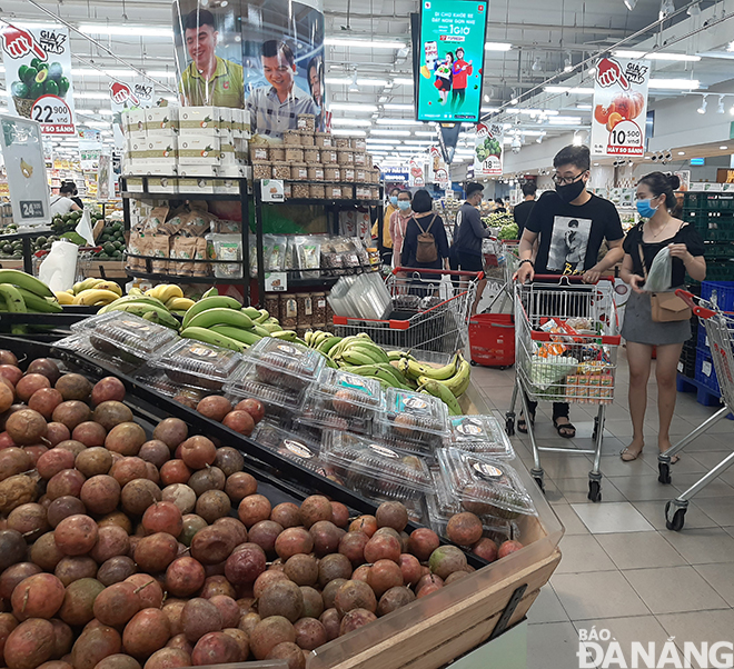 Các siêu thị liên tục bổ sung nguồn hàng mới lên kệ nhằm đáp ứng nhu cầu mua sắm của người dân. Trong ảnh: Sáng 29-7, tại siêu thị Big C, lượng hàng hóa rất dồi dào. Ảnh: KHÁNH HÒA