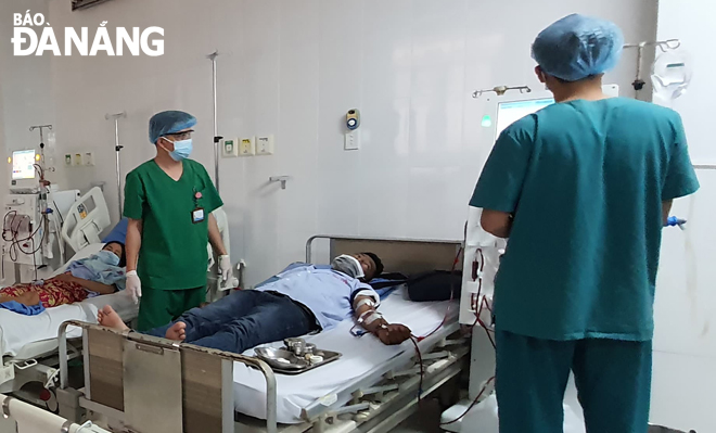 Bệnh nhân Bệnh viện Đà Nẵng được chuyển sang Bệnh viện 199 để vừa chạy thận vừa bảo đảm phòng, chống Covid-19.  Ảnh: P.C