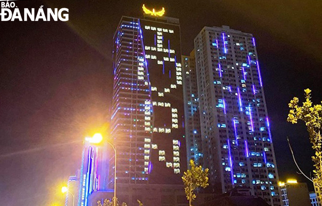 Nhiều khách sạn đã thắp sáng tình yêu với thành phố bên bờ sông Hàn. Trong ảnh: biểu tượng yêu Đà Nẵng tại khách sạn Mường Thanh Luxury. Ảnh: H.K