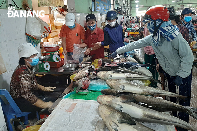 Người dân mua hải sản tại chợ Đống Đa. (Ảnh chụp ngày 30-7). Ảnh: KHÁNH HÒA