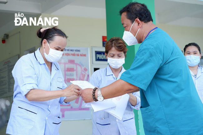 Bệnh viện Phổi Đà Nẵng cho xuất viện 4 bệnh nhân Covid-19 đầu tiên