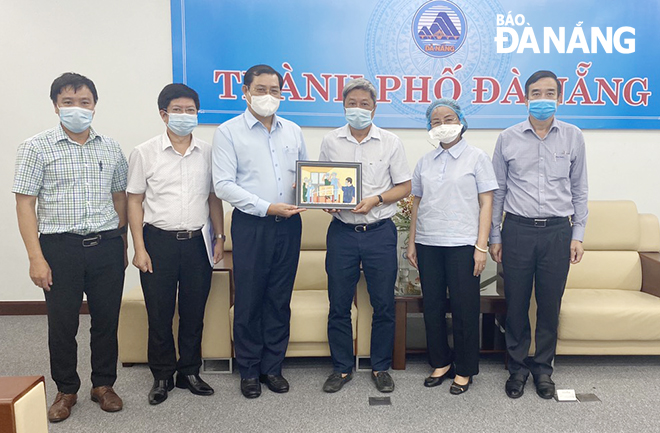 Tình hình được kiểm soát, Thứ trưởng Bộ Y tế Nguyễn Trường Sơn rời Đà Nẵng