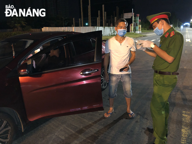 Ô-tô từ Đà Nẵng đi vô tỉnh Quảng Nam cũng bị lực lượng chức năng kiểm tra. Ảnh: N.Đ