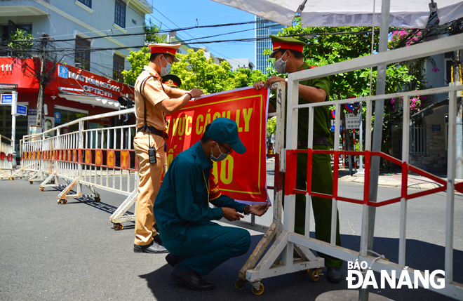 Lực lượng làm nhiệm vụ chốt chặn tại điểm phong tỏa Nguyễn Thị Minh Khai - Hải Phòng, quận Hải Châu. Ảnh: XUÂN SƠN