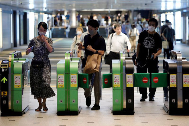 Người dân Nhật Bản đeo khẩu trang ở những điểm công cộng tại thủ đô Tokyo, nơi có hơn 470 ca nhiễm mới trong ngày 2-8. 			   	               Ảnh: Reuters