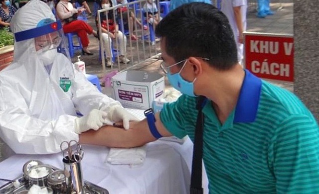 Test nhanh SARS-CoV-2 cho người dân Hà Nội trở về từ Đà Nẵng. Hình chụp tại điểm xét nghiệm của Quận Hai Bà Trưng. 