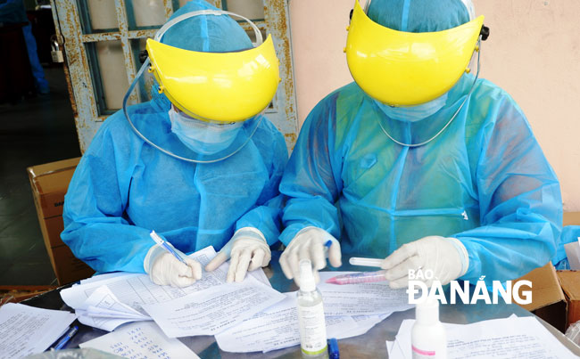 Ngành y tế huy động 10 tổ xét nghiệm, thực hiện lấy hơn 1.600 mẫu cho người dân thôn Lệ Sơn Nam.