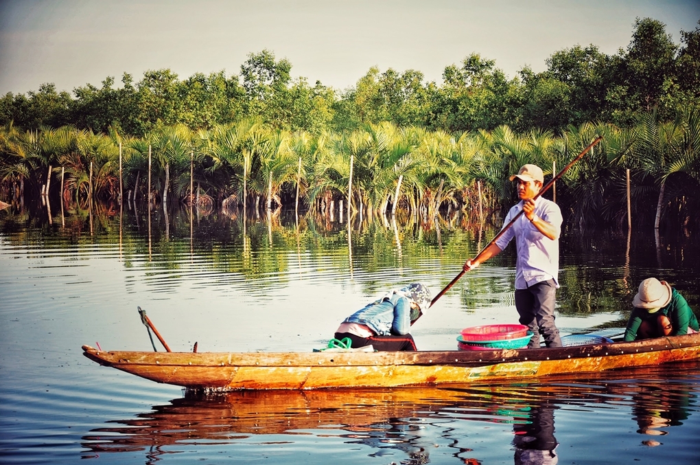 Vẻ bình yên của một gia đình dân chài trên vùng đầm phá Tam Giang - Cầu Hai.