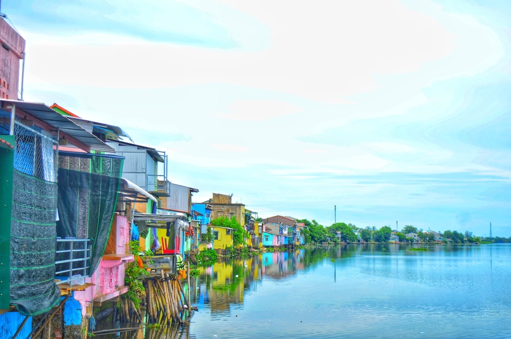 Mảng màu đa sắc ở mặt sau những căn nhà phố cổ Bao Vinh (xã Hương Vinh, thị xã Hương Trà).