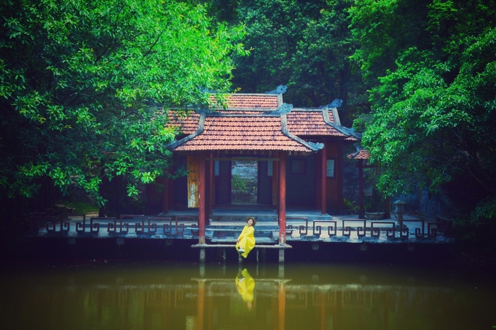 Cảnh sắc đẹp như tranh tại chùa Huyền Không Sơn Thượng 2, thôn Chầm, phường Hương Hồ, thị xã Hương Trà. Chùa nằm trên ngọn đồi, xung quanh là hồ nước, thảm cây xanh tự nhiên.