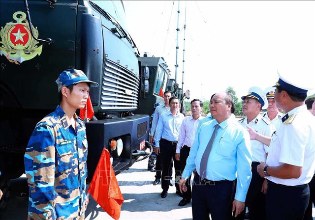 Thủ tướng Nguyễn Xuân Phúc kiểm tra công tác huấn luyện, sẵn sàng chiến đấu tại Lữ đoàn Tên lửa bờ 681, Vùng 2 Hải quân, ngày 19/4/2017. Ảnh: Thống Nhất – TTXVN