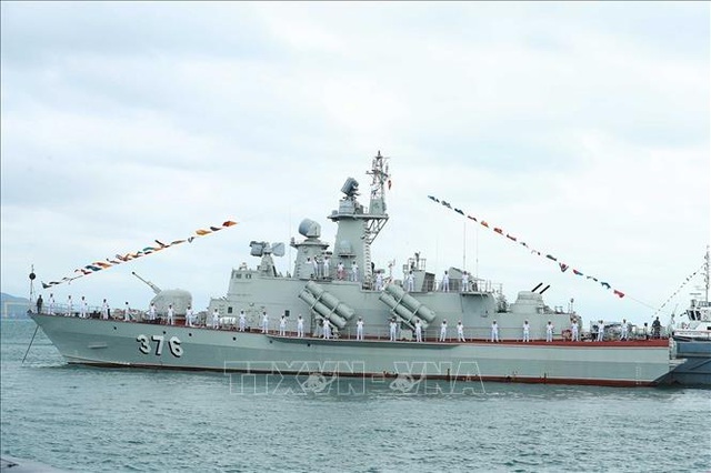 Tàu tên lửa cao tốc Molniya (Tia chớp) HQ-376 được trang bị hệ thống vũ khí mạnh tương đương các chiến hạm lớn, có khả năng nhanh chóng giành thế chủ động trong chiến đấu, phù hợp với điều kiện tác chiến của Hải quân Việt Nam. Ảnh: Thống Nhất - TTXVN