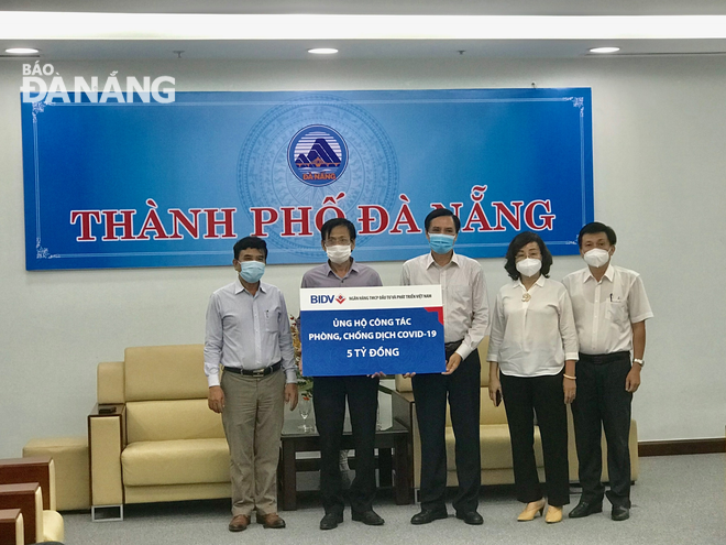 Ngân hàng TMCP Đầu tư và Phát triển Việt Nam (BIDV) ủng hộ 5 tỷ đồng cho thành phố. Ảnh: M.QUẾ