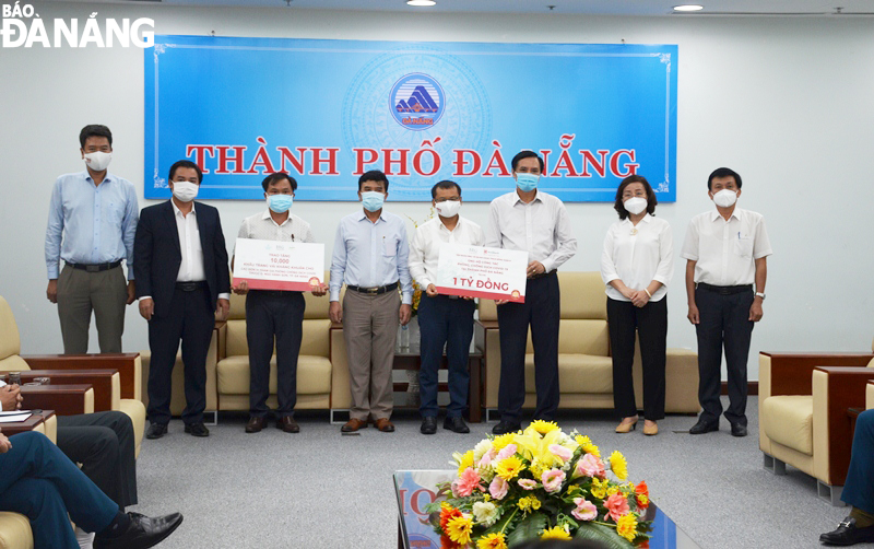 Ngân hàng TMCP Đông Nam Á (SeAbank) và Tập đoàn BRG ủng hộ thành phố 1 tỷ đồng và 20.000 khẩu trang vải kháng khuẩn. Ảnh: T.HÀ
