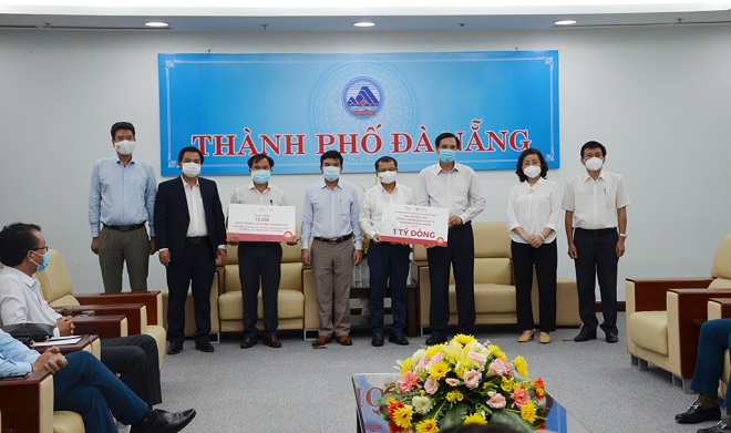 Đại diện Tập đoàn BRG và Ngân hàng SeABank trao quà ủng hộ cho UBND thành phố Đà Nẵng trong công tác phòng, chống dịch.