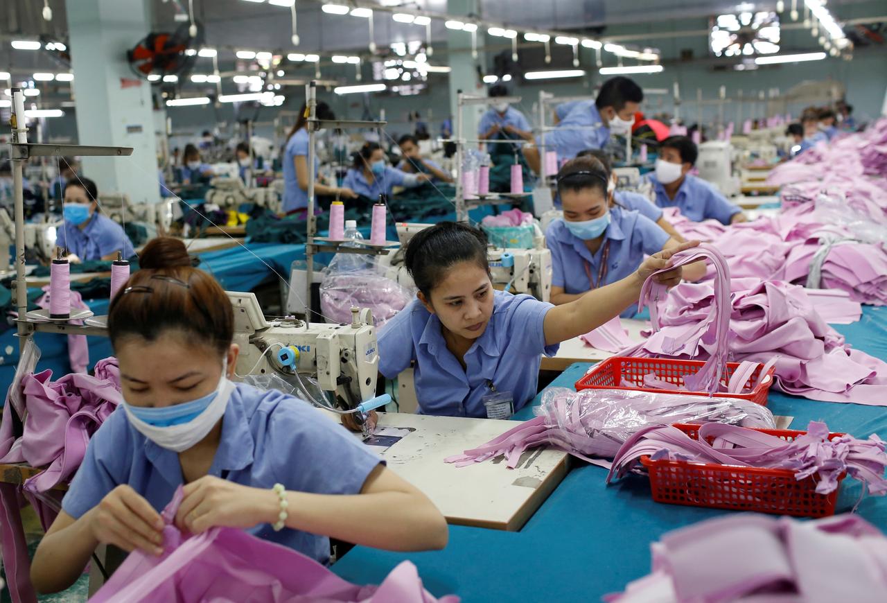 Công nhân làm việc tại một dây chuyền sản xuất may mặc ở thành phố Hồ Chí Minh. Ảnh: Reuters
