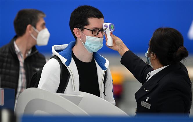 Kiểm tra thân nhiệt phòng lây nhiễm COVID-19 tại sân bay Heathrow ở London, Anh, ngày 10/7. Ảnh: AFP/TTXVN