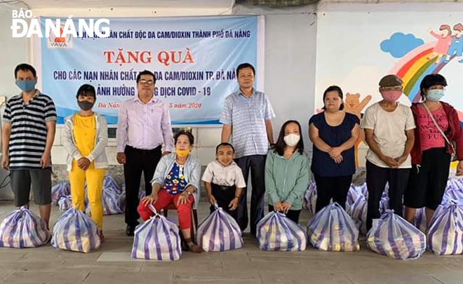 Thường trực Hội Nạn nhân chất độc da cam/dioxin thành phố Đà Nẵng tặng quà cho nạn nhân chất độc da cam có hoàn cảnh khó khăn do Covid-19.