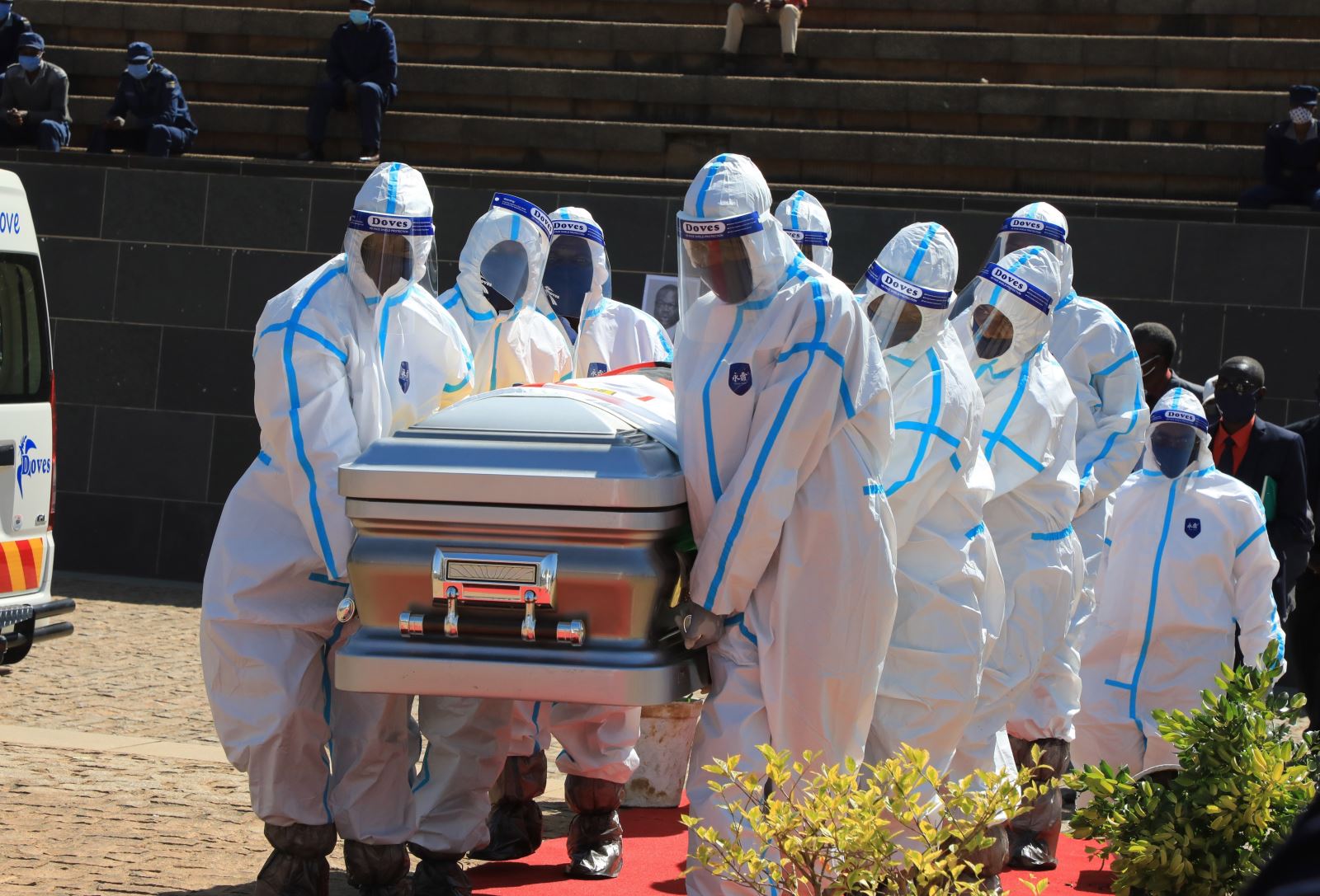 Đám tang một bệnh nhân tử vong vì Covid-19 tại Harare, Zimbabwe. Ảnh: THX-TTXVN