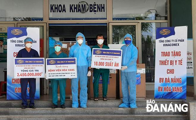 Vinaconex mua sắm thiết bị y tế trên 4,5 đồng để hỗ trợ Bệnh viện Đà Nẵng và Bệnh viễn dã chiến Hòa Vang trong công tác phòng, chống Covid-19. Ảnh: TRIỆU TÙNG