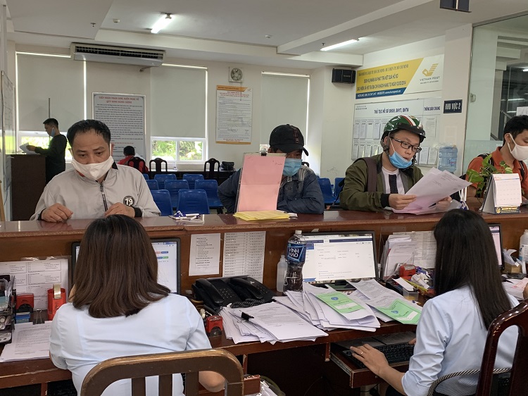 Mỗi ngày, BHXH TP Hồ Chí Minh tiếp nhận hàng ngàn bộ hồ sơ nộp và rút BHXH, BHYT, BHTN cho người lao động.
