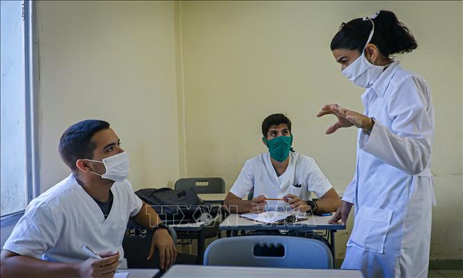 Các bác sĩ trao đổi về chuyên môn về dịch bệnh Covid-19 tại một bệnh viện ở thru đô La Habana, Cuba, ngày 5/5/2020. Ảnh: AFP/TTXVN
