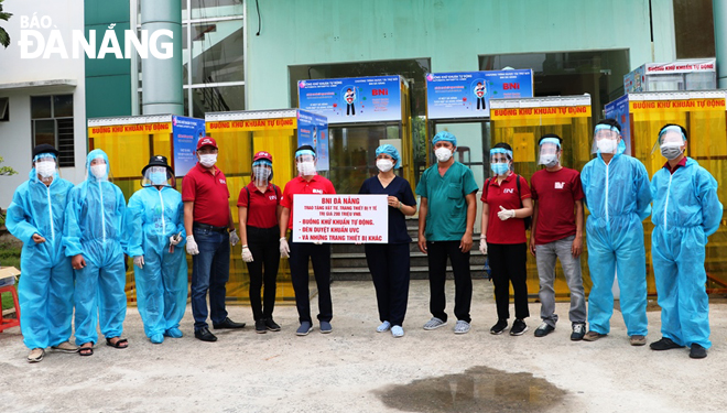 Cộng đồng doanh nghiệp BNI tại Đà Nẵng trao tặng buồng khử khuẩn và vật tư y tế cho Trung tâm Cấp cứu 115 thành phố.  Ảnh: VĂN HOÀNG