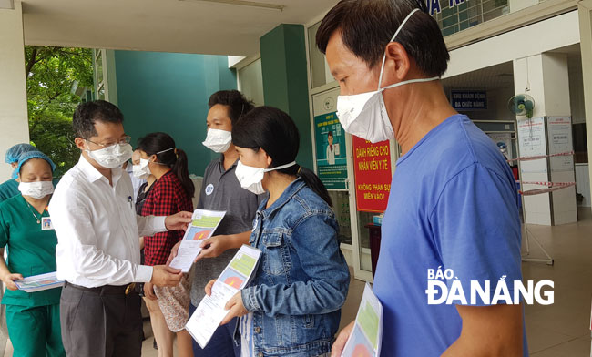 Phó Bí thư Thường trực Nguyễn Văn Quảng hỏi thăm, trao giấy ra viện cho 5 bệnh nhân nhiễm Covid-19 được điều trị khỏi tại Bệnh viện dã chiến Hòa Vang sáng 14-8. Ảnh: PHAN CHUNG