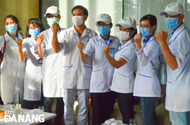Đoàn bác sĩ Bình Định tình nguyện đến “chia lửa” với các y, bác sĩ Đà Nẵng. Ảnh: XUÂN SƠN