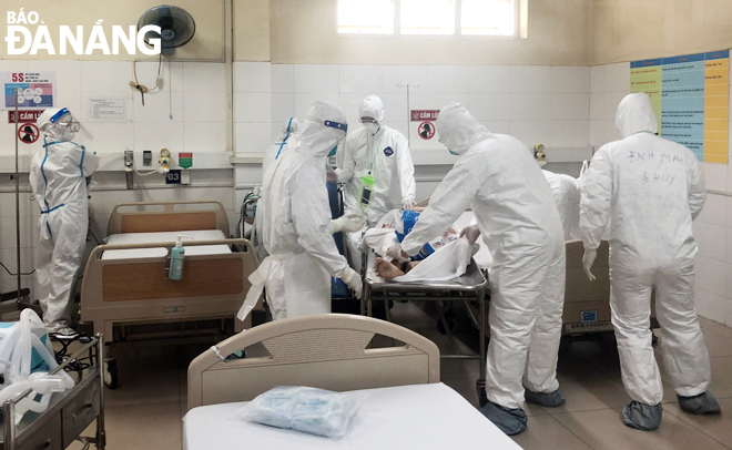 Các bác sĩ đang điều trị bệnh nhân Covid-19 ở Bệnh viện dã chiến Hòa Vang. Ảnh: KHÁNH HƯNG