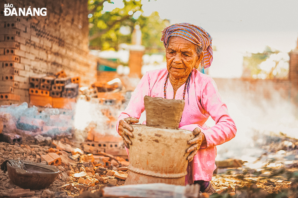 Nghệ nhân làng gốm Bàu Trúc với đôi bàn tay lấm lem đất, nhịp nhàng, thoăn thoắt biến khối đất sét thành những sản phẩm gốm độc đáo.