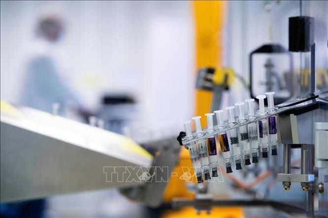 Nghiên cứu vaccine phòng COVID-19 tại trung tâm phân phối của tập đoàn dược phẩm Sanofi ở Val de Reuil, Pháp, ngày 10/7/2020. Ảnh: AFP/TTXVN