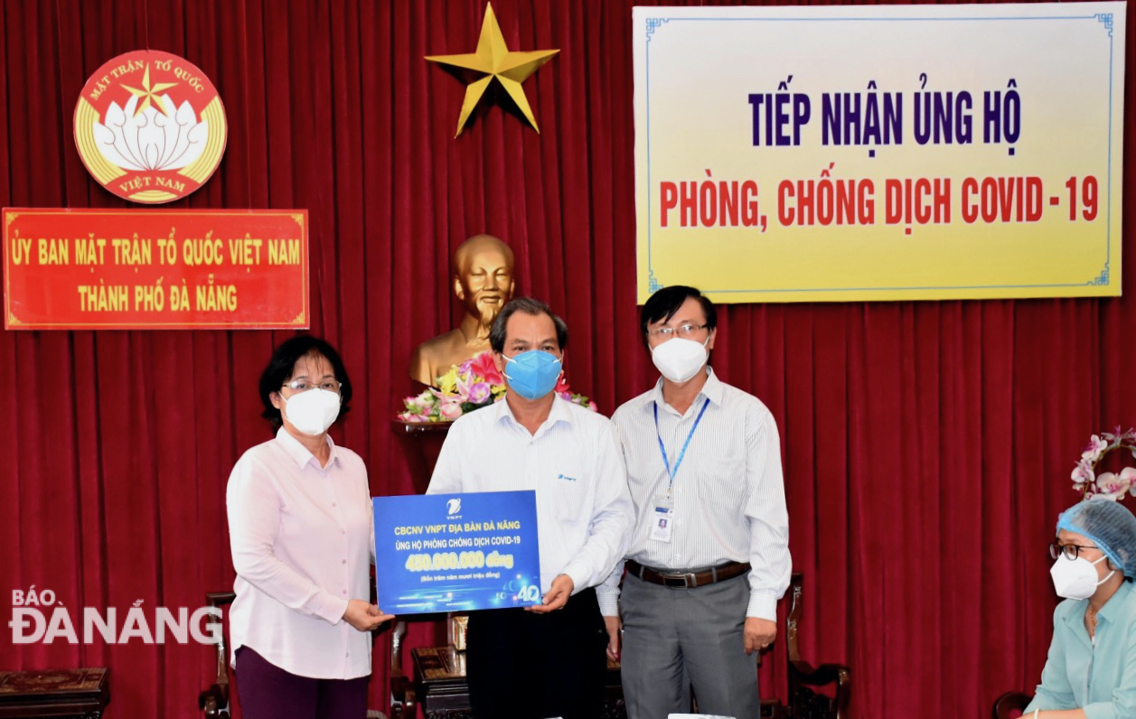   Ông Nguyễn Lắm – Chủ tịch Công đoàn VNPT Đà Nẵng đại diện các đơn vị VNPT trên điịa bàn trao tặng 450 triệu đồng từ nguồn Quỹ phúc lợi và sự đóng góp của CBCNV tới Ủy ban Mặt trận Tổ quốc Việt Nam TP Đà Nẵng