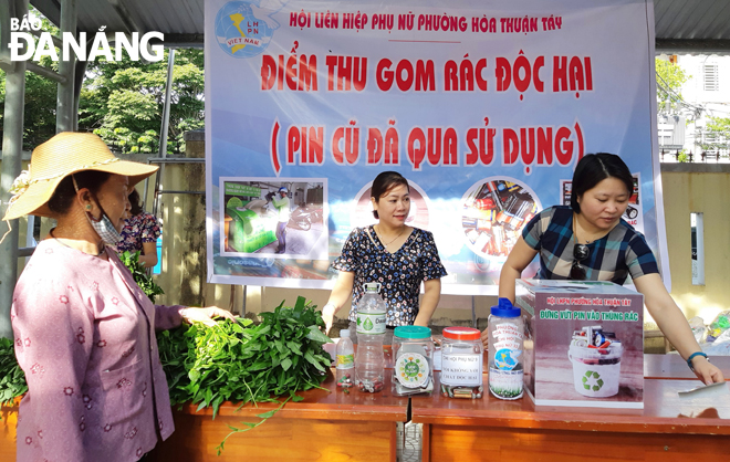 Hội Liên hiệp Phụ nữ phường Hòa Thuận Tây tổ chức thu gom pin đã sử dụng. (Ảnh chụp năm 2019) Ảnh: LÊ VĂN THƠM