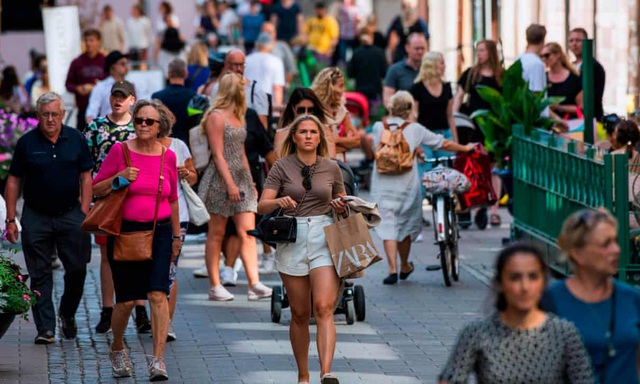   Người dân mua sắm đông đúc tại trung tâm Stockholm, Thụy Điển hồi tháng 7. (Ảnh: AFP)