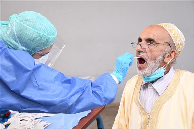 Nhân viên y tế lấy mẫu xét nghiệm COVID-19 cho người dân tại Sale, Maroc ngày 21/8/2020. Ảnh: THX/TTXVN