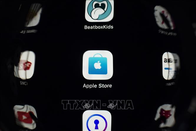 Biểu tượng Apple Store trên một màn hình điện thoại. Ảnh: AFP/TTXVN