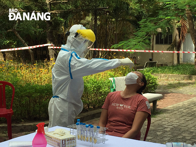 Trung tâm Kiểm soát Bệnh tật thành phố Đà Nẵng lấy mẫu xét nghiệp SARS CoV-2 cho Ban In sao đề thi sáng 26-8. Ảnh: NGỌC PHÚ