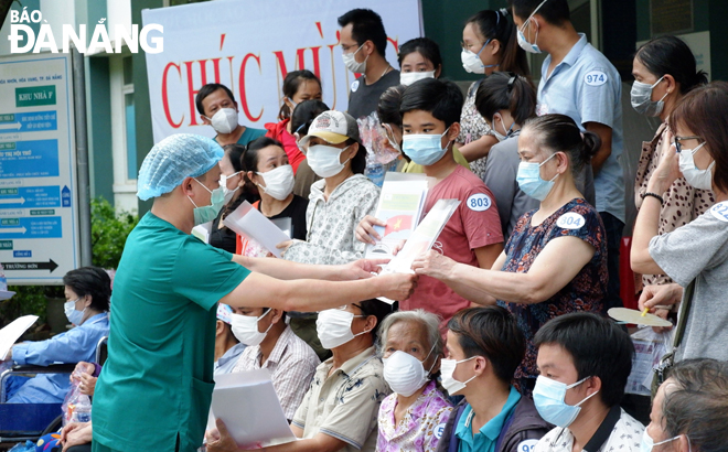 Chiều 26-8, Bệnh viện dã chiến Hòa Vang làm thủ tục xuất viện cho 31 bệnh nhân Covid-19 được chữa trị khỏi. 					Ảnh: PHAN CHUNG