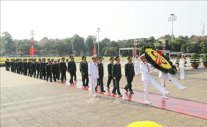  Chú thích ảnh Đoàn đại biểu Quân ủy Trung ương và Bộ Quốc phòng đến đặt vòng hoa và vào Lăng viếng Chủ tịch Hồ Chí Minh. 