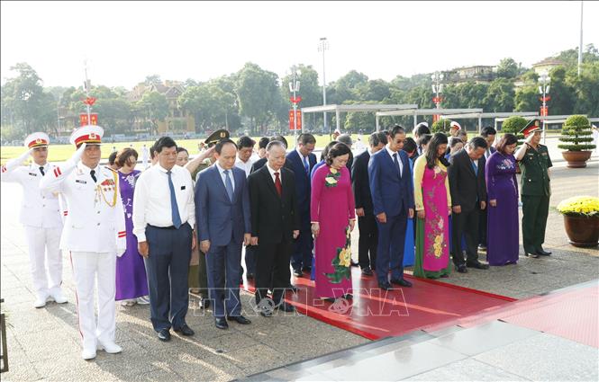  Chú thích ảnh Đoàn đại biểu Thành uỷ, HĐND, UBND, Uỷ ban MTTQ Việt Nam thành phố Hà Nội đến đặt vòng hoa và vào Lăng viếng Chủ tịch Hồ Chí Minh.