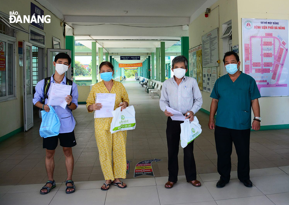 3 bệnh nhân xuất viện ngày 3-9 tại Bệnh viện Phổi Đà Nẵng. Ảnh: XUÂN DŨNG