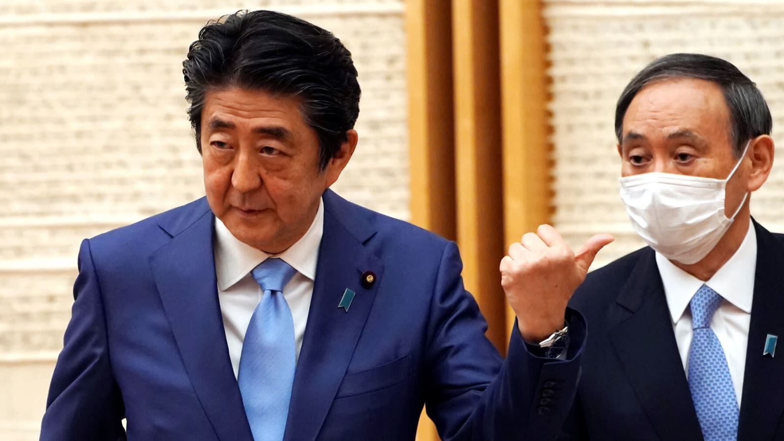 Thủ tướng Shinzo Abe (trái) và Chánh Văn phòng Nội các Yoshihide Suga. Ảnh: Reuters