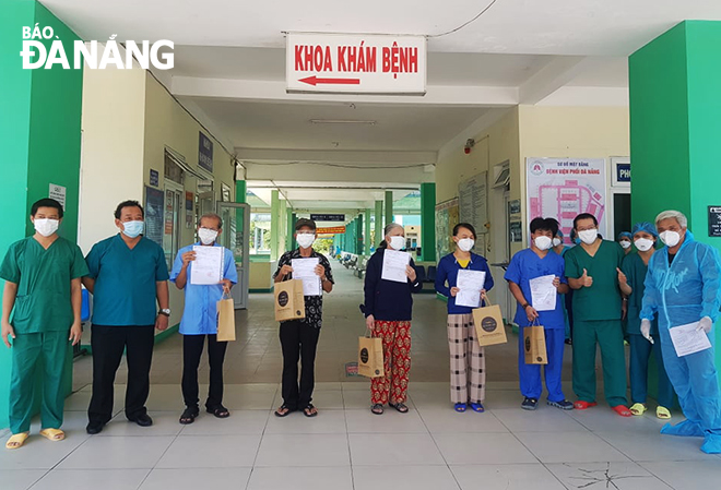 5 bệnh nhận xuất viện ngày 3-9 tại Bệnh viện Phổi Đà Nẵng. Ảnh: XUÂN DŨNG
