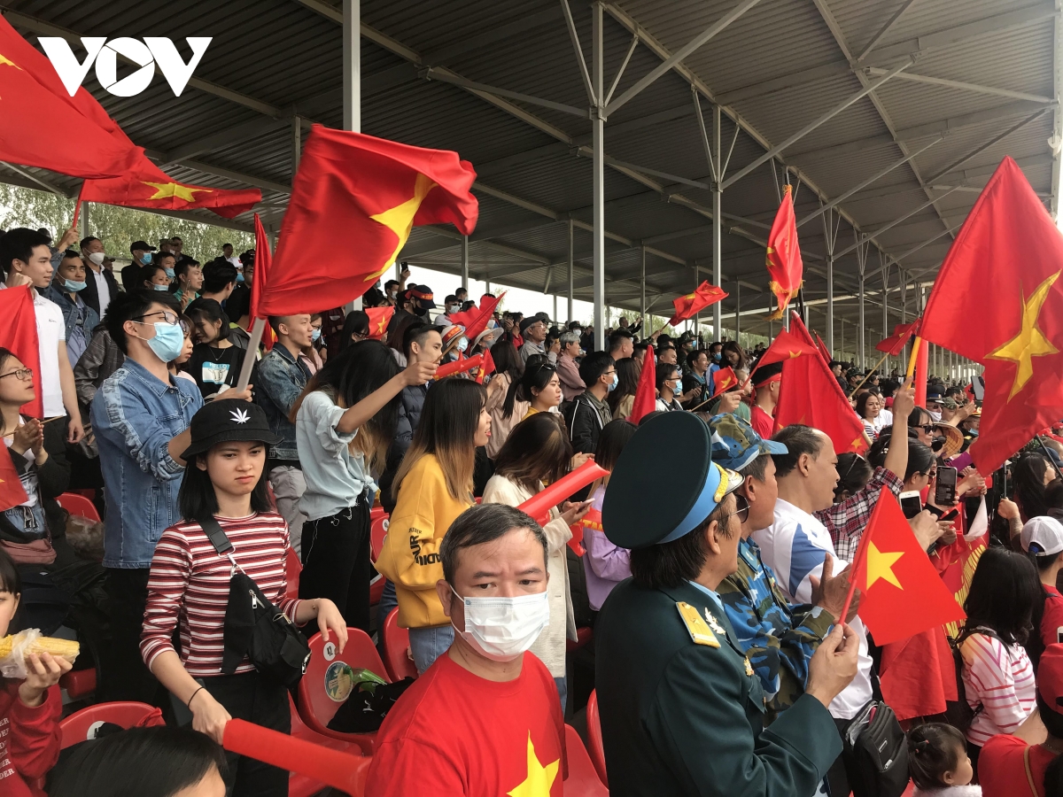 Người hâm mộ cổ vũ cho đội tuyển Việt Nam.
