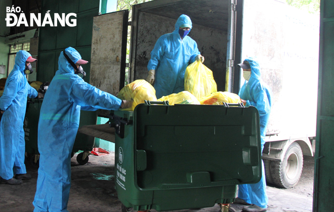 Hằng ngày, công nhân Công ty CP Môi trường Đô thị Đà Nẵng làm việc tại lò đốt rác thải nguy hại phải tiếp xúc trực tiếp với rác mang nhiều mầm bệnh được chuyển đến từ các bệnh viện, khu cách ly.Ảnh:LAM PHƯƠNG