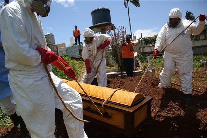 Lực lượng phòng vệ dân sự Venezuela chôn cất thi thể nạn nhân Covid-19 tại nghĩa trang thành phố San Cristobal ngày 1-9-2020. Ảnh: AFP-TTXVN