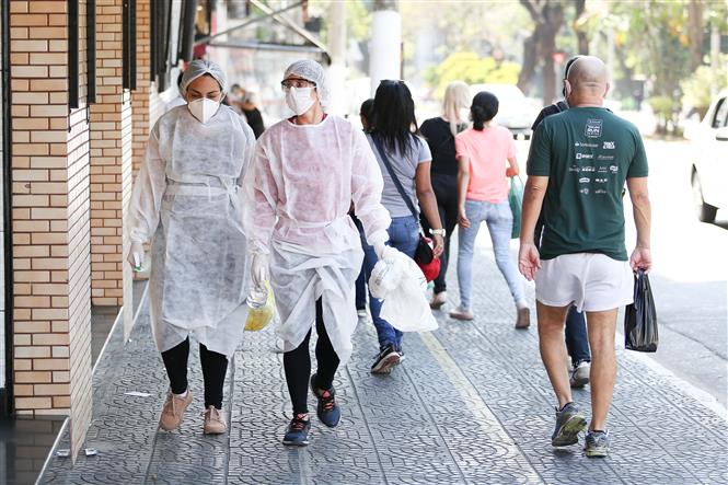 Người dân đeo khẩu trang phòng lây nhiễm Covid-19 tại Sao Paulo, Brazil. Ảnh: THX-TTXVN