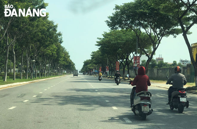 Người tham gia giao thông, điều khiển xe máy không đội mũ bảo hiểm trên tuyến đường Nguyễn Sinh Sắc trưa 1-9. Ảnh: P.C
